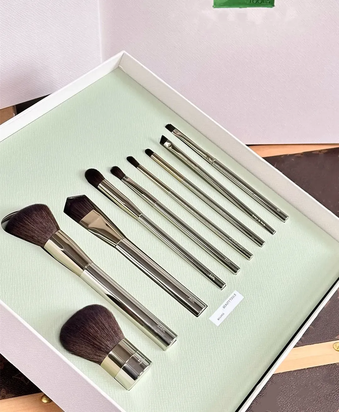 Designer Silver Makeup Brush Brush pour femmes 9 pinces de maquillage Classic Letter Logo Makeup Tool Tool Beauty Tool avec cadeaux Boîte à cadeaux pour les copines et les meilleurs amis