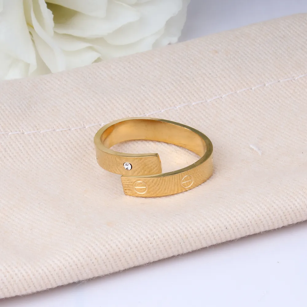 18K Gold PLATED CA Letter Band Rings för Mens Womens Fashion Designer Extravagant Brand Metal Rostfritt stål Ringsmycken