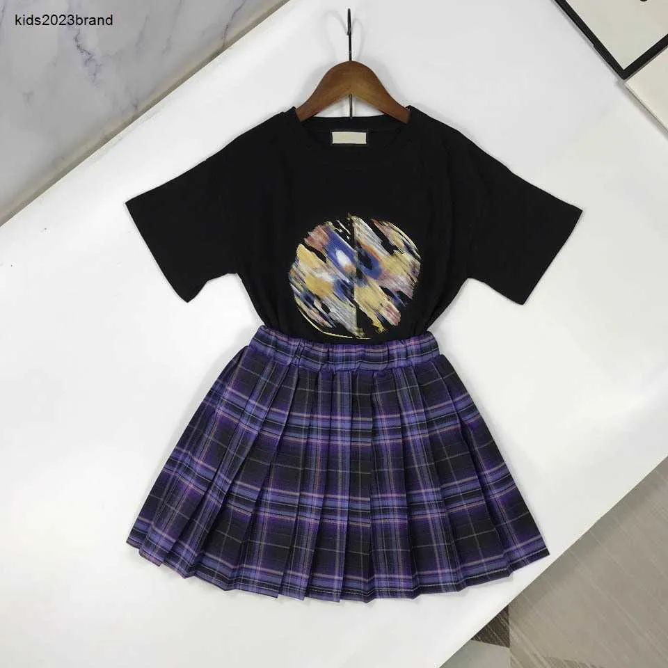 新しいベビートラックスーツサマーガールズドレスキッズデザイナー服サイズ120-160 cm刺繍円形パターンデザインTシャツと格子縞のスカート24メイ