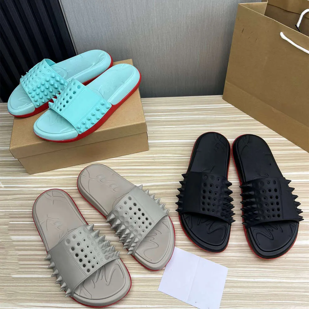 Luxe designer slippers klinknagels punk sandalen voor heren zomerschoenen spikes studs schuifschuifjes schuifregelaars zwart rood wit dikke zool muilezels sandles muildieren snel