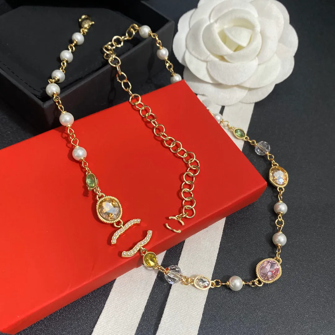 Designer Pendant Necklace Women Märke C-Letter Colorful Gem Diamond Pendants Halsband Kedja 18K Guldpläterade smycken gåvor B047