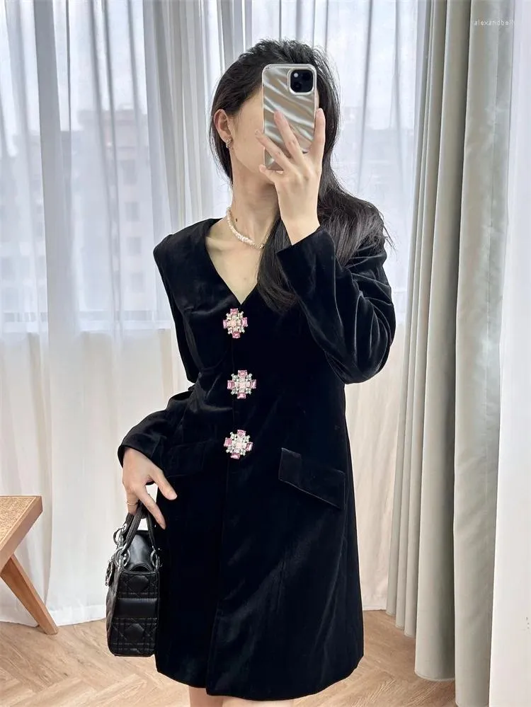 Sıradan Elbiseler 2024 Kadınlar Mini Siyah Velvet Sarılı Kalça Elbise V-Butat Düğmesi Uzun Kollu A-Line Zarif Stil Şık Çarpıcı Tasarım Trendy Sp