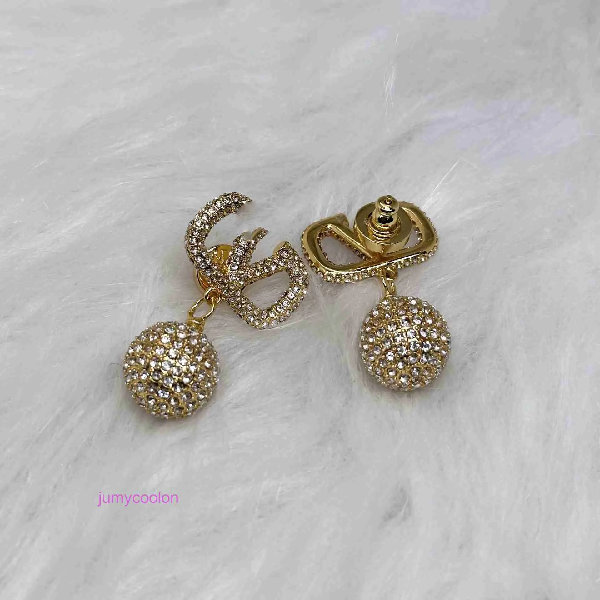 AA Valeno Top Luxury Designer Delicate Earring V Letter Light Full Diamond Round Ball Pendant Earrings Celebrity Style Middag Känn ny produkt med originallåda