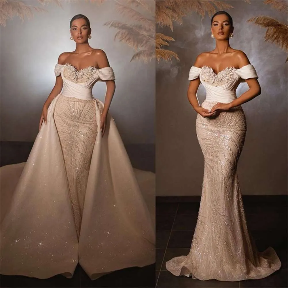 Beige Wedding Dress Pearls Appliqued Bridal Gown Löstagbart tåg Anpassad gjord av axelrocken spetsar tillbaka