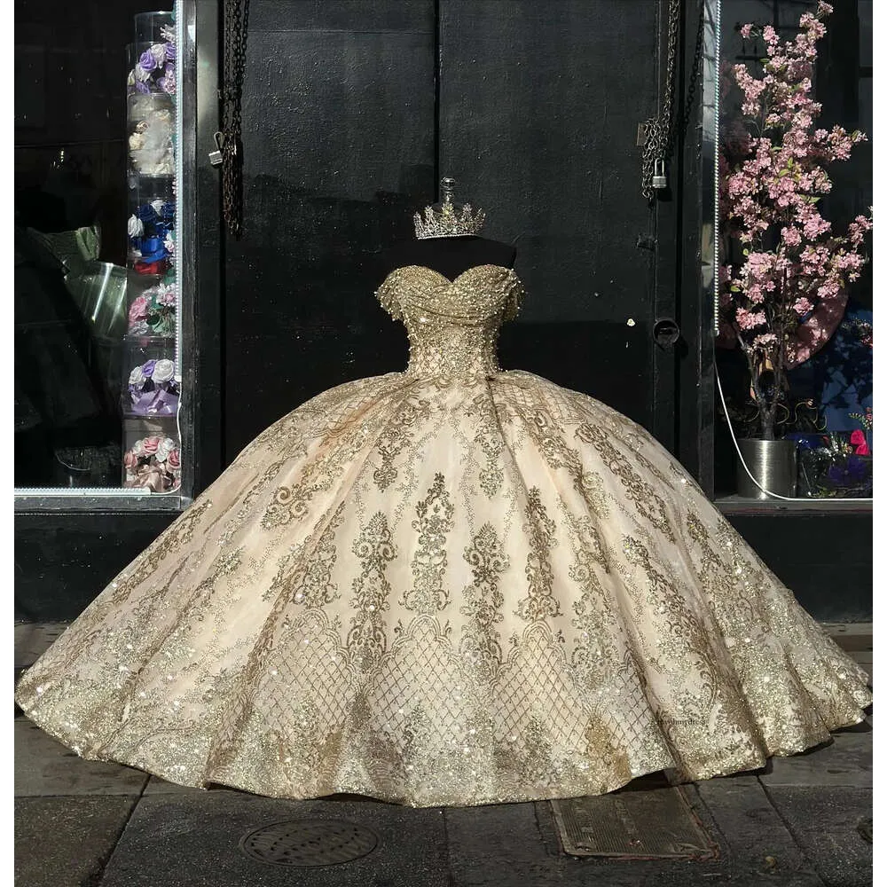 Luksusowe złote sukienki księżniczki suknia balowa z ramion błyszczące cekiny vestido de quinceanera koronki w górę grzbiet pociągu Sweet 15 Sukienka maskarady 0515