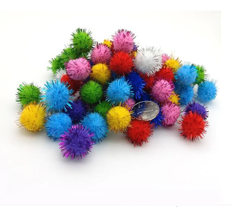 アートクラフトポンポングリッターポムスパークルボールは、diyクラフトパーティー装飾猫のおもちゃのためのキラキラ色で色付きの色を並べました。