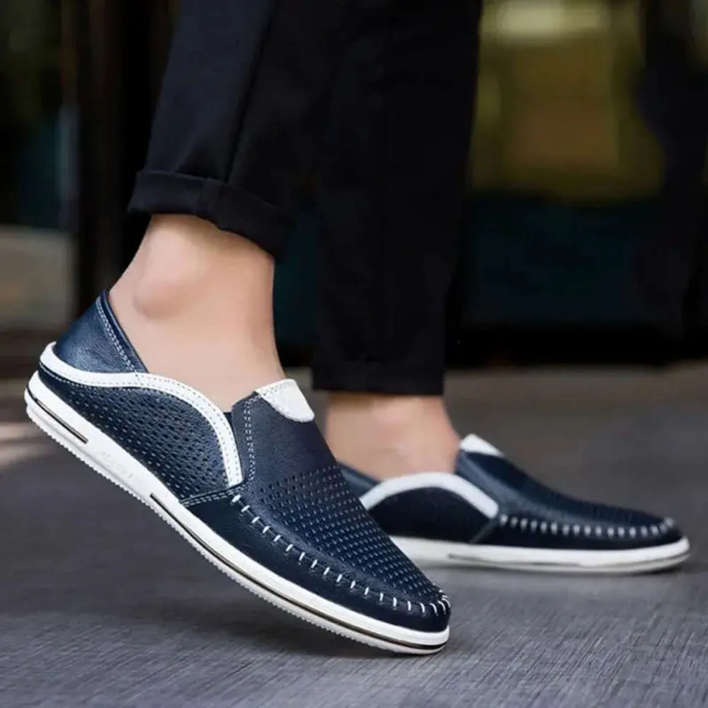 Äkta läder sandaler skor män trevliga sommar avslappnade hål slip-on platta ko manliga loafers svart vit a1295 b0ae