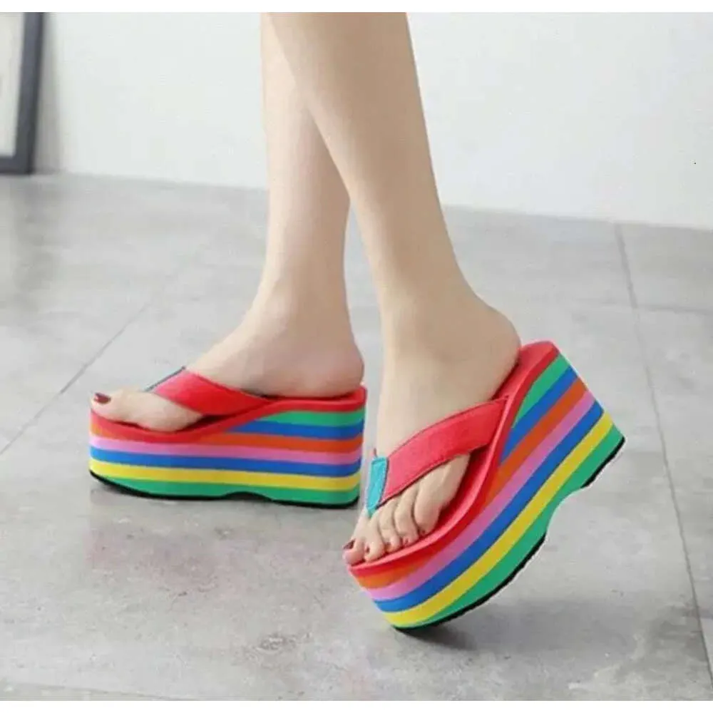 Kobiety 2024 Hurtowe klapki Sandały Sandały Nowe grube dolne platforma Slope Beach Kobieta Rainbow Kolorowa pantofel I5io# E5EA