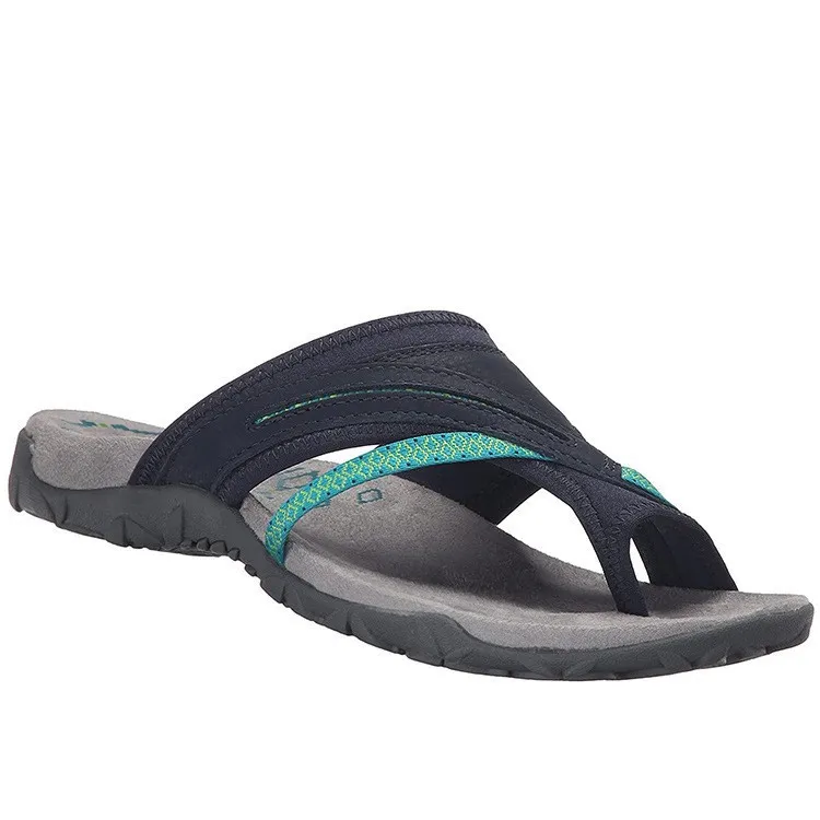 Designer Beach Shoes 2024 Nya stora sommarmäns sandaler tofflor med klämda tå platt botten strandsandaler för kvinnor