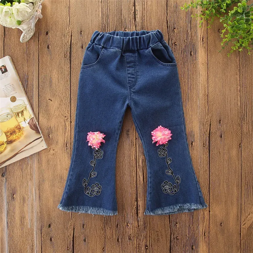 Jeans Baby Girls Tassel Jeans 3D Flower Embroider Boot Cut Denim Pants Elastic Waist Pocket Kids Spring Autumn Broken Trousers Boutique