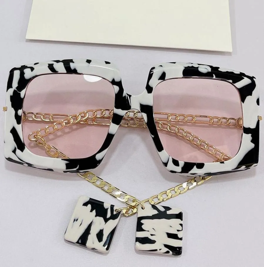 Óculos de sol femininos 0722s moda clássica de cor preta e branca com moldura de lente rosa de lente de metal templo com personalidade pendente1053341