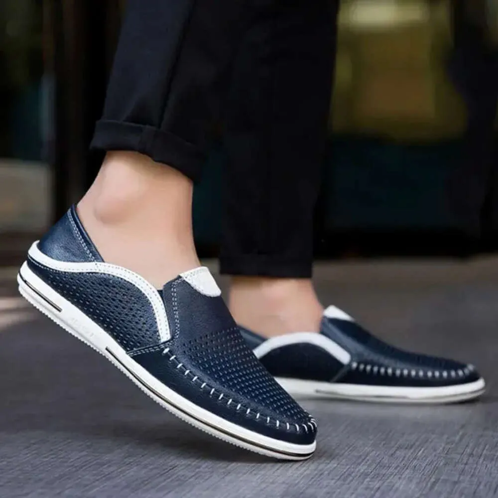 Äkta läder sandaler skor män trevliga sommar avslappnade hål slip-on platta ko manliga loafers svart vit a1295 6e7e