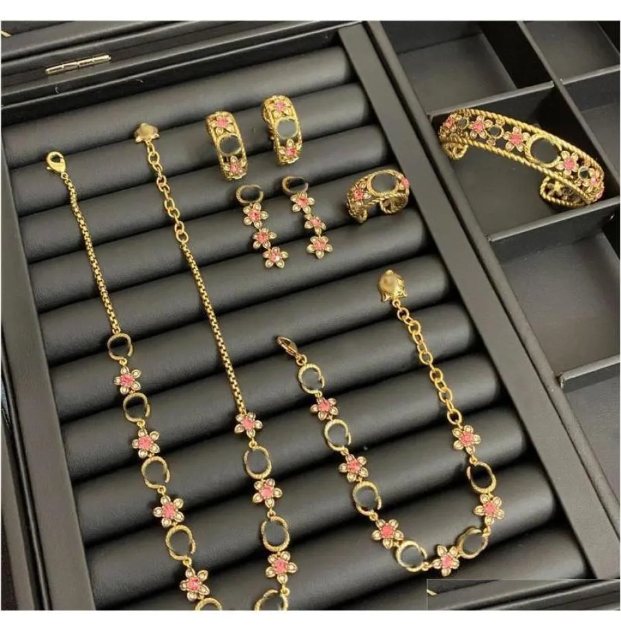 Vintage Crystal Halskette Sets Blumen Buchstaben Schmuck Sets Diamantarmband Frauen Ringe Halskette Charme Ohrring Stollen Set Lyphg5413903