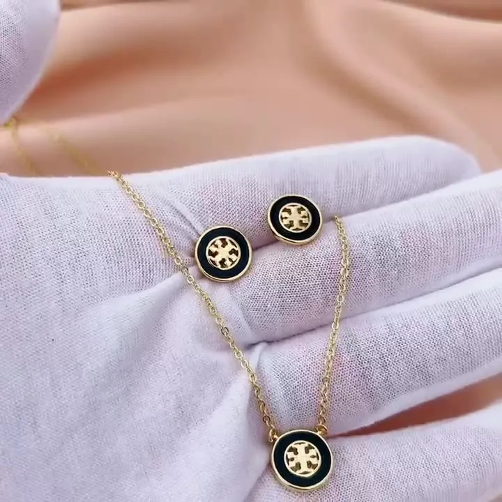 Svarta uppsättningar modehalsband örhängen som original logotyp mässing halsband 18k guld pläterade trendiga smycken ihåliga örhängen för män kvinnor