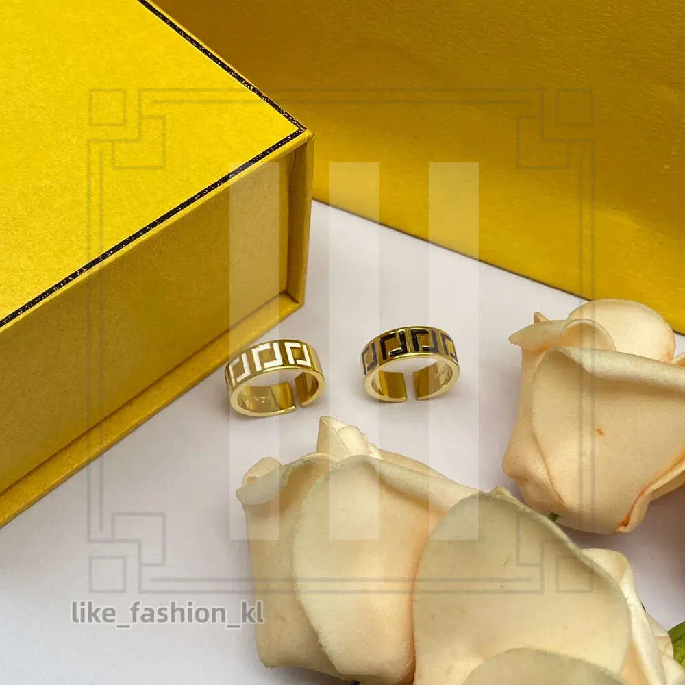 Fendidesigner Bag Engagement Designer FF Ring Extravagant 18K Gold Silver Titanium Steel Letter Rings女性
