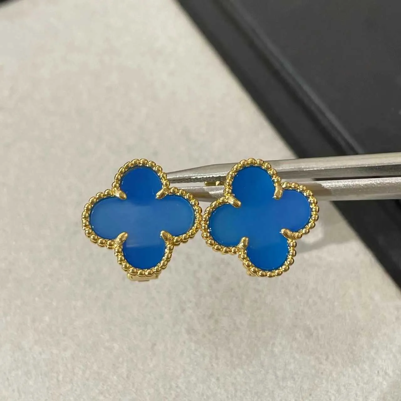 Vande Family Gold Noble Design Feeling Earrings High Clover Ear Clapper Gold Thicked Plated 18K Rose Earrings Blue Jade Chalcedony