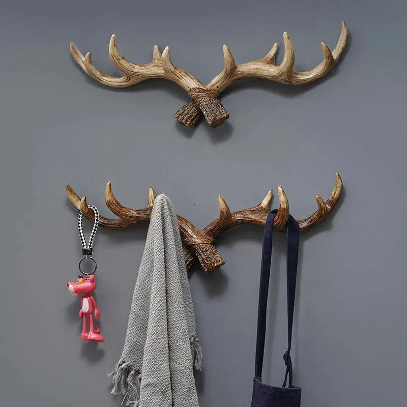 北欧のヴィンテージシカホーン装飾フックの壁ぶら下がっている服と帽子highend living room decor antler樹脂彫像クラフト240513