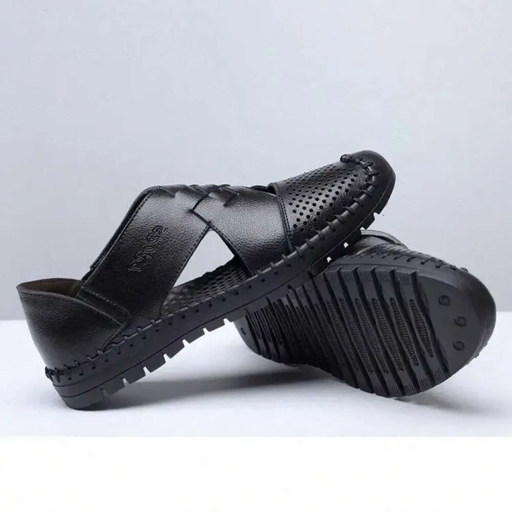 atmungsfähige Männer Antiskid -Loch Sommer hohle Sandalen atmungsaktuelle geteilte Sandelderleder Trend SKLE WRAPE MENS CLASSIEREN LOAFER SHOHLES GROSSALE SHOUS M4DO# 816 S 175A