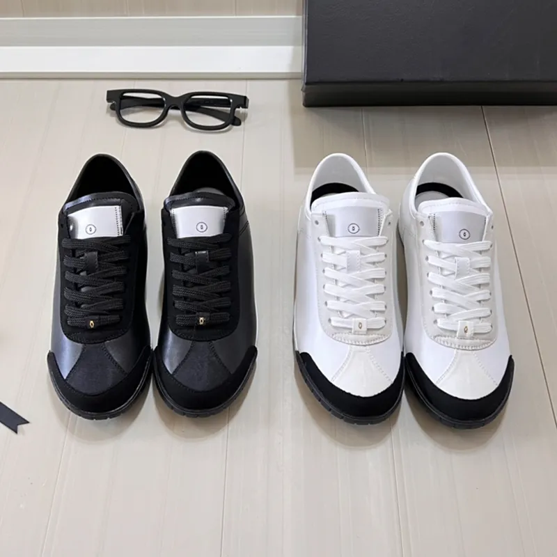 24SS Designer Shoes Casual Sneakers Classic Black White Luxury Vintage bekväma låga tränare Kvinnliga logotyp präglade kalvskinn läder snörning platt sneaker