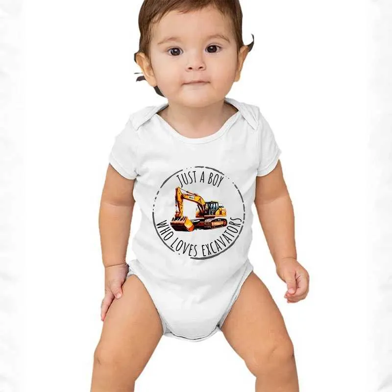 Rompers Newborn Jumpsuit är bara en pojke som älskar grävmaskiner. Tryckt jumpsuit 3-24m baby pojke kläder baby tecknad lastbil baby tight montering suitl240514l240502