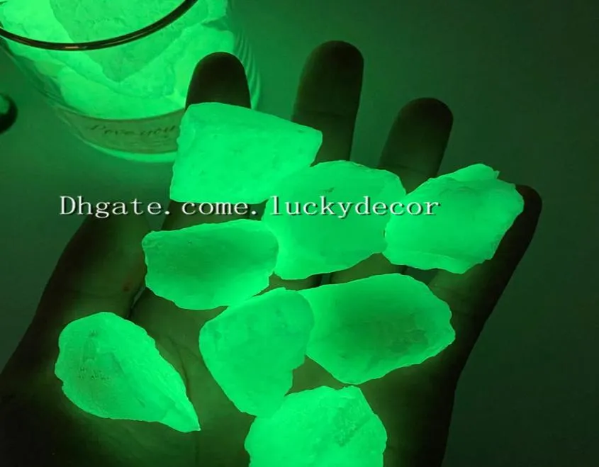 1000G råa grova fluorescerande stenar glöd i den mörka magiska kristallstenen grön blå lysande ädelstenbitar för akvariumträdgård dec5922815