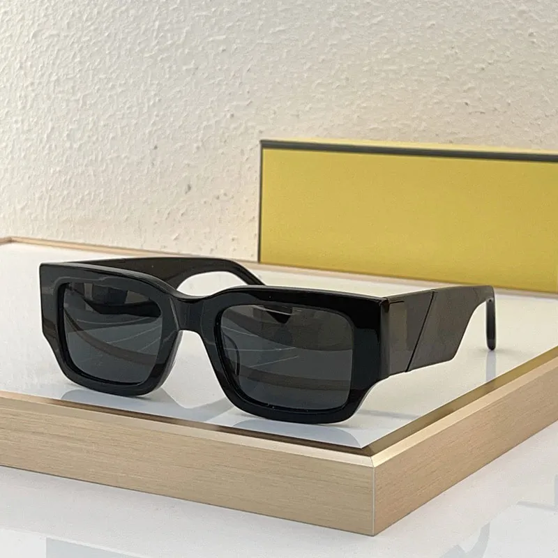 Trendiga män Kvinnors designer solglasögon med glansig svart acetat grov ram och rena grå linser 100% UVA/UVB -skyddsguldinformation och originalbox