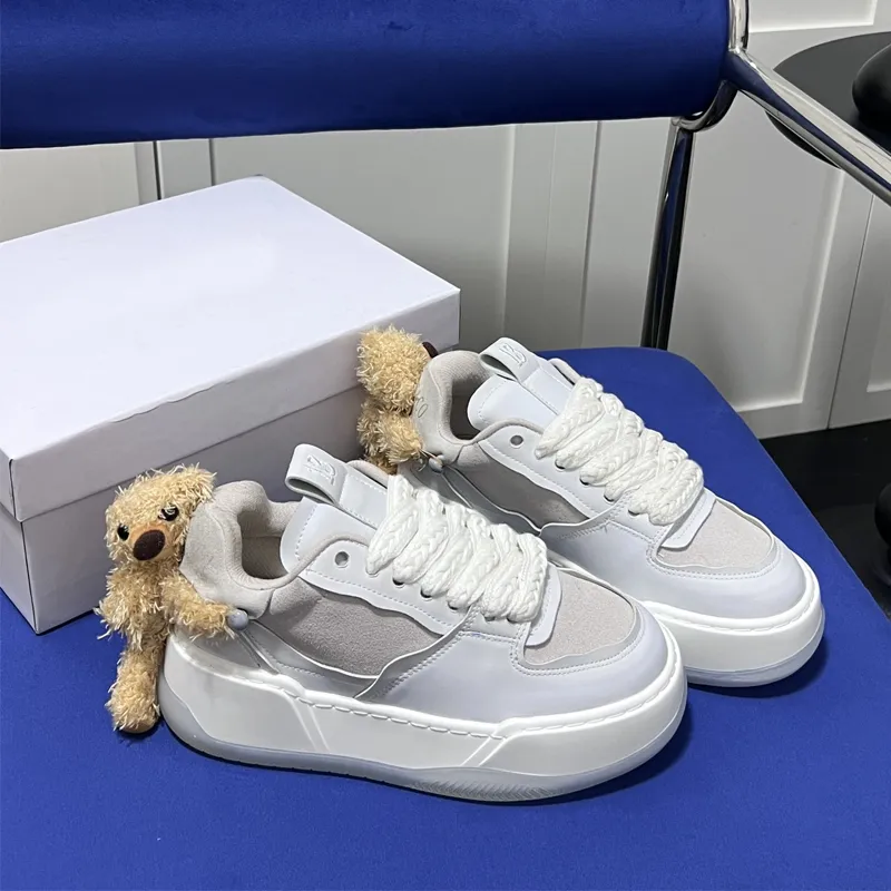 Gratis frakt 13de Marzo Luxury Little Bear Tjocksoled White Shoes Casual tredimensionell avtagbar docka Multimaterial Splicing Designer Womens Girl Sneakers