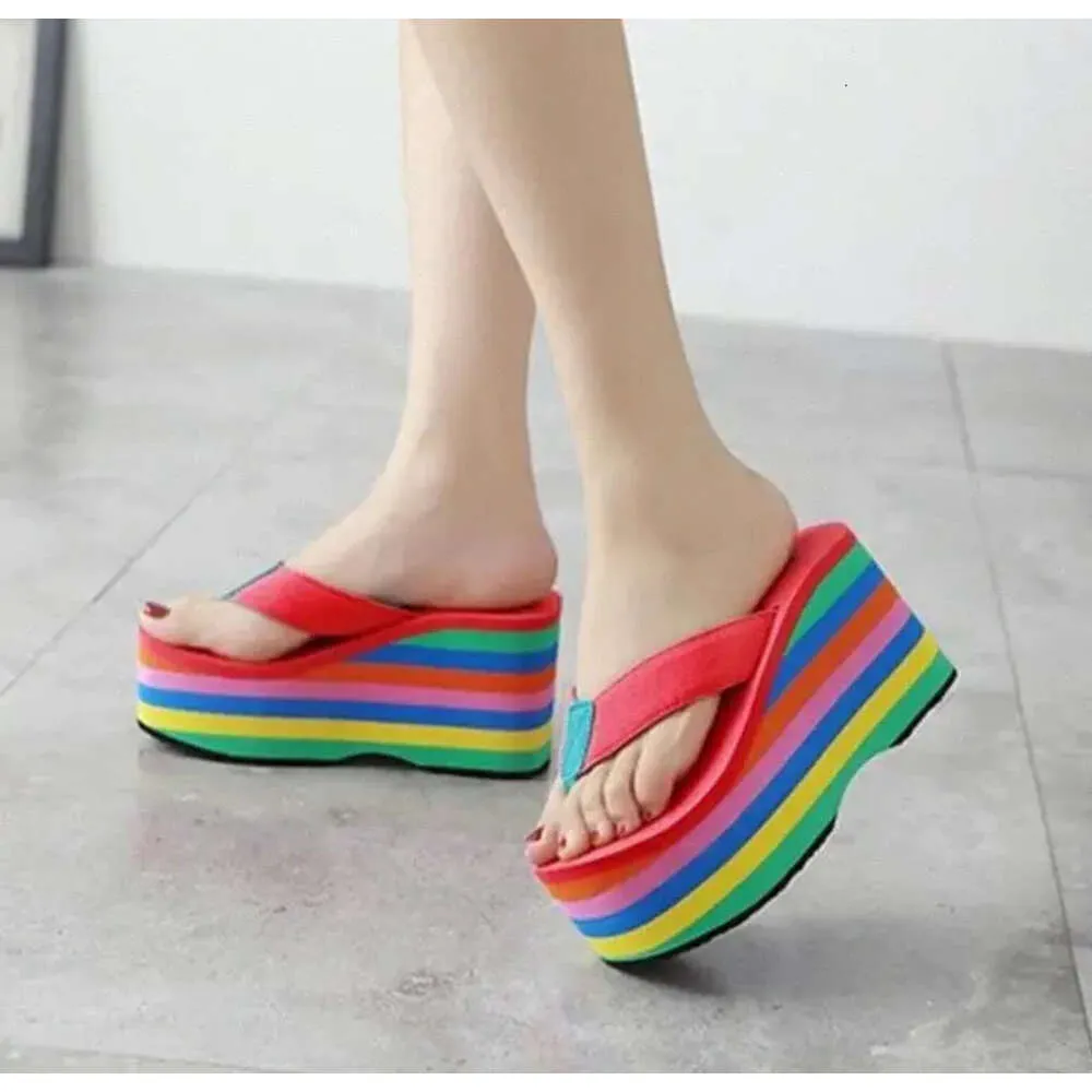 Partihandel 2024 Kvinnor Flip Flops Sandaler Ny tjock bottenplattform Slippare Slope Beach Female Rainbow Colorful Slipper I5io# CF93