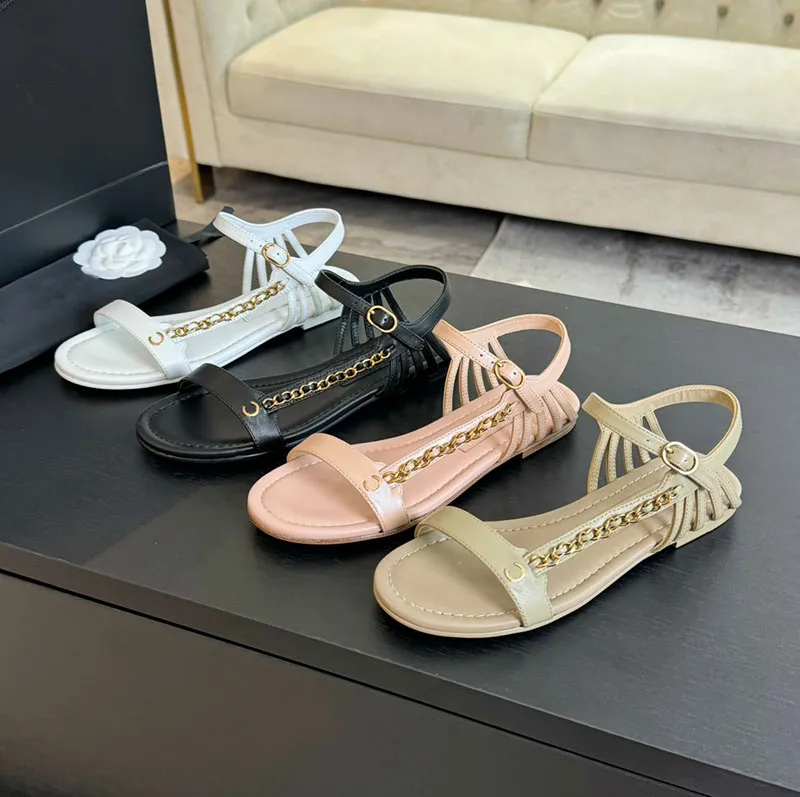 Designer sandals Donne Sandalo piatto Sandalo Gold Metal Chanve Sandal Cinta di punta Openta Opta Testa Rotonda Lettera Santa Scheda Summa Spazza di alta qualità all'aperto