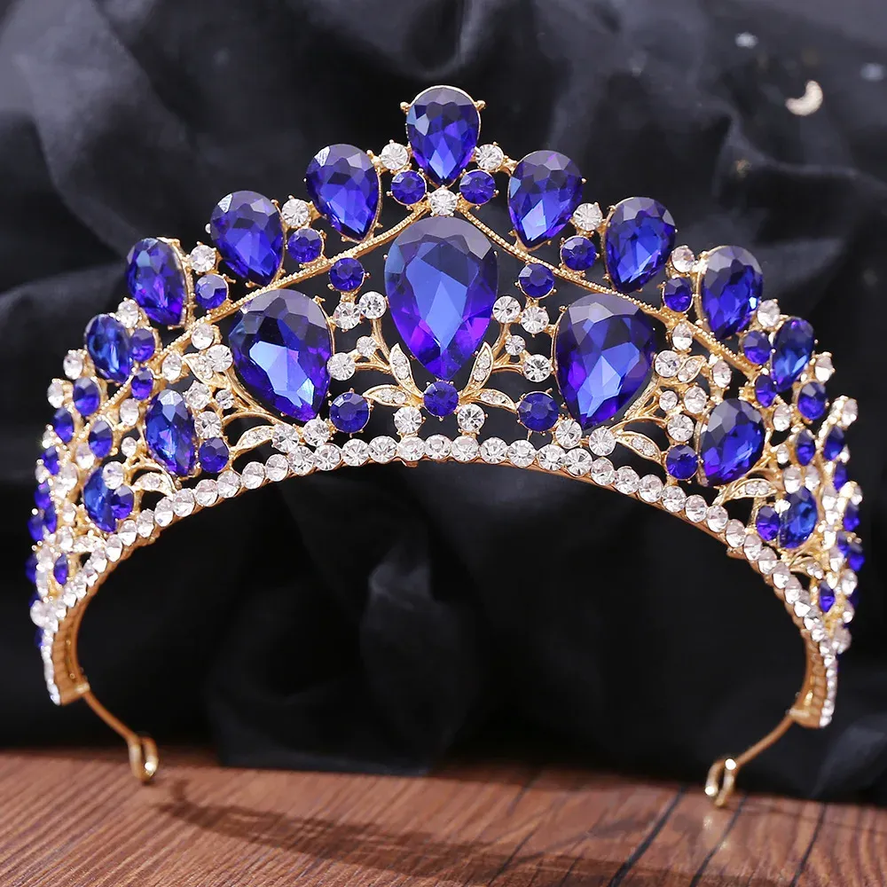 女性のためのバロック様式の贅沢な王冠