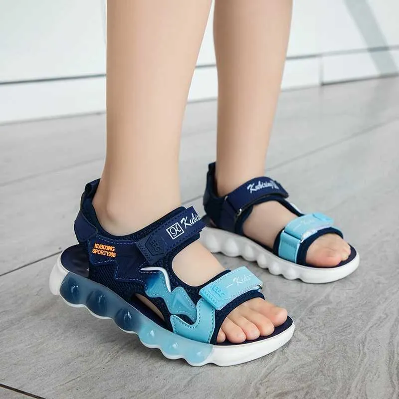 Сандалии Симпатичные анти -скользкие детские сандалии, подходящие для женской модной версии, открытая пальца против детской версии для детей, сопоставление мальчиков спортивные туфли D240515