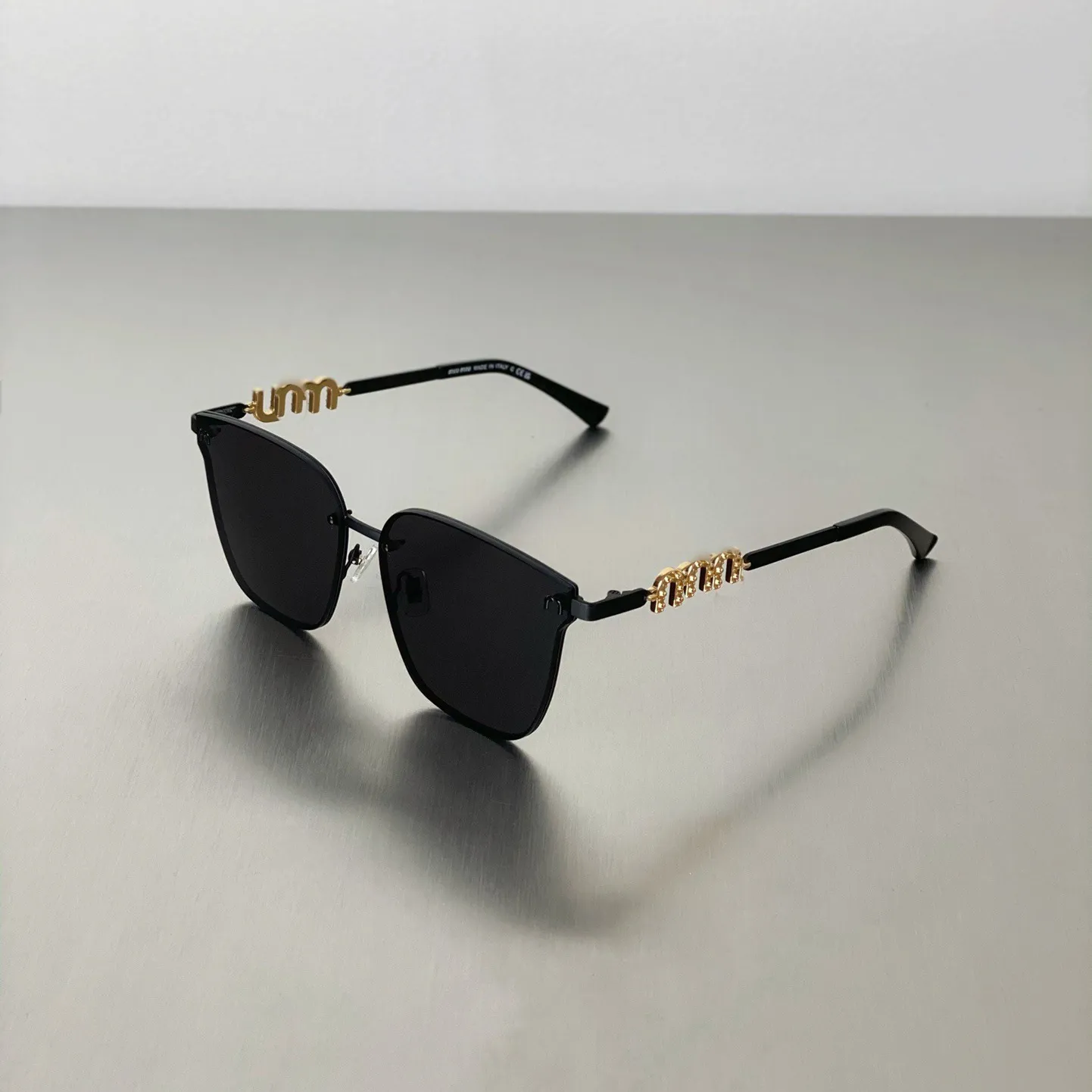 Designer occhiali da sole femminile bicchieri in metallo per donne e uomini Accessori da viaggio per occhiali occhiali occhiali
