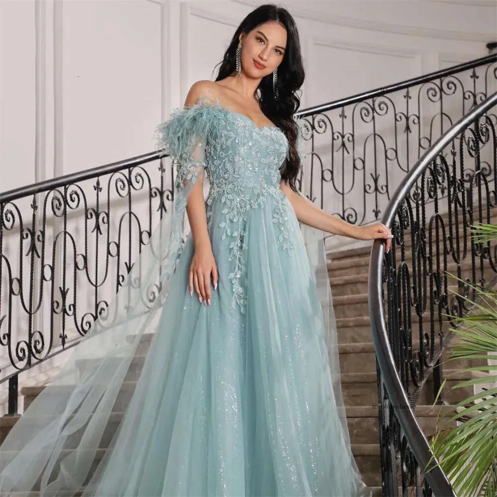 Robe de bal a plumes elegante a epaules denudees avec manches et paillettes Cape