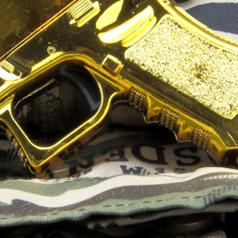 リアルなおもちゃの銃: 1:6 スケール ゴールド デザート イーグル G17