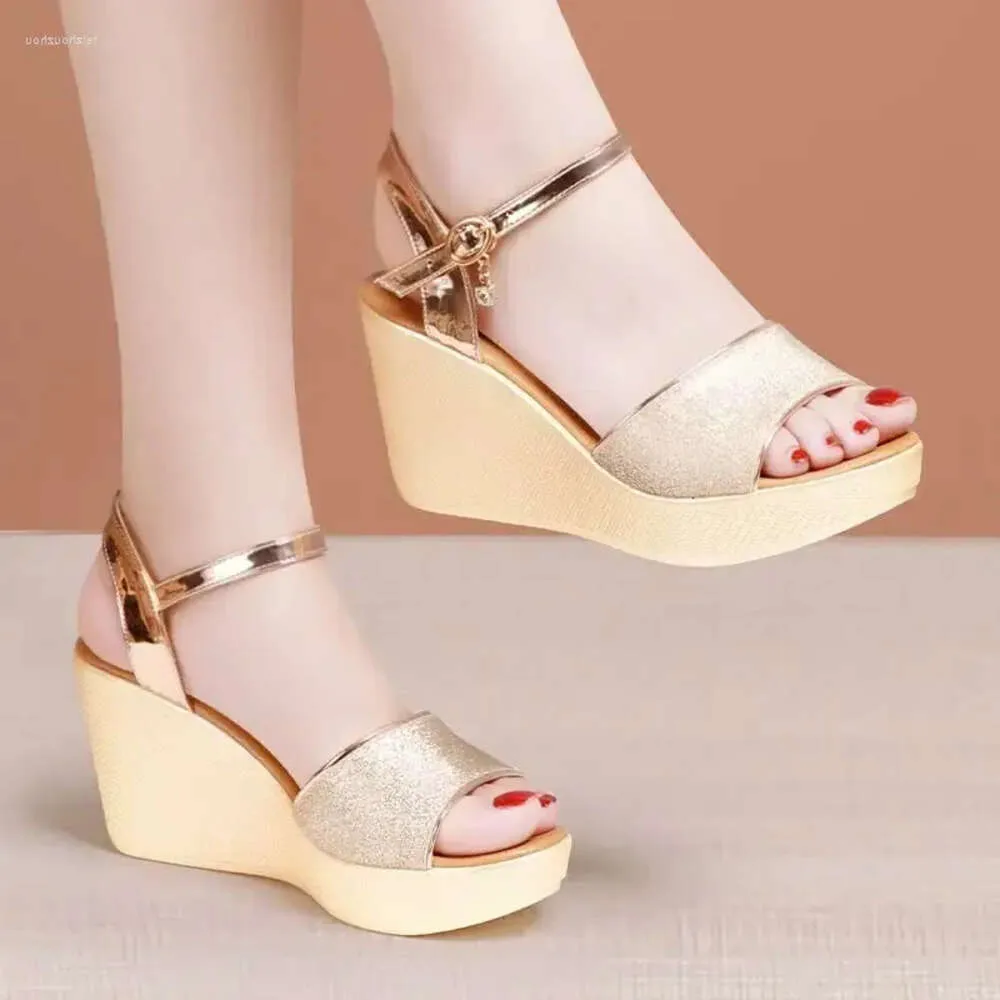 Sandalen Small S 32-43 8 cm maat comfortabele hoge hakken echte lederen schoenen 2024 Zomer damesplatform Wedges Kantoor Beach Mom Sandaal Heel Shoe Women 'Wedge D 64af