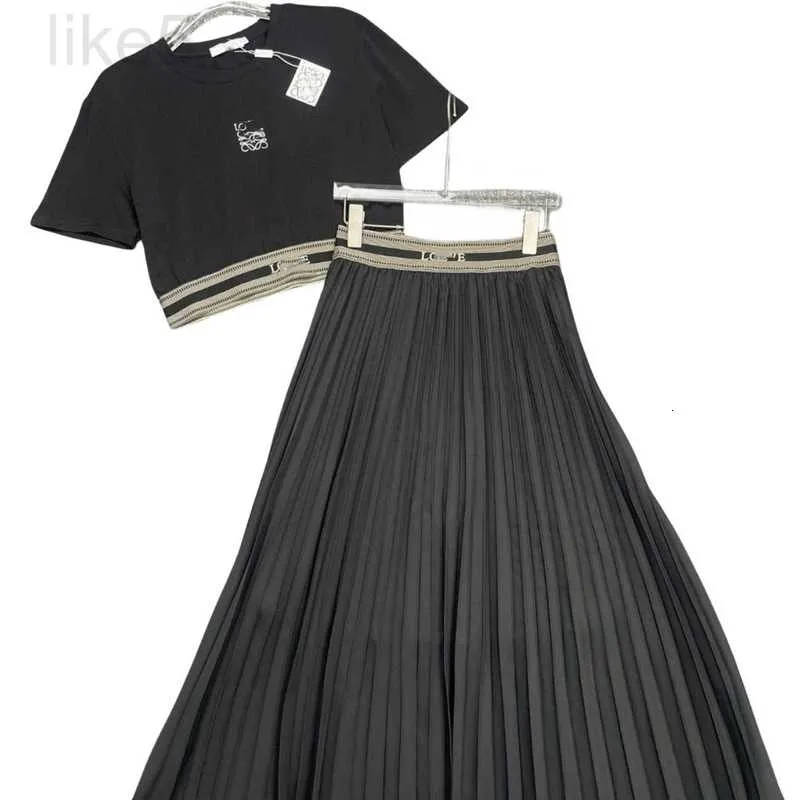 ツーピースドレスデザイナー女性用半袖花柄の刺繍Tシャツとカラーブロックプリーツロングスカート2インケット2 PCドレススーツSMLXL HCL2