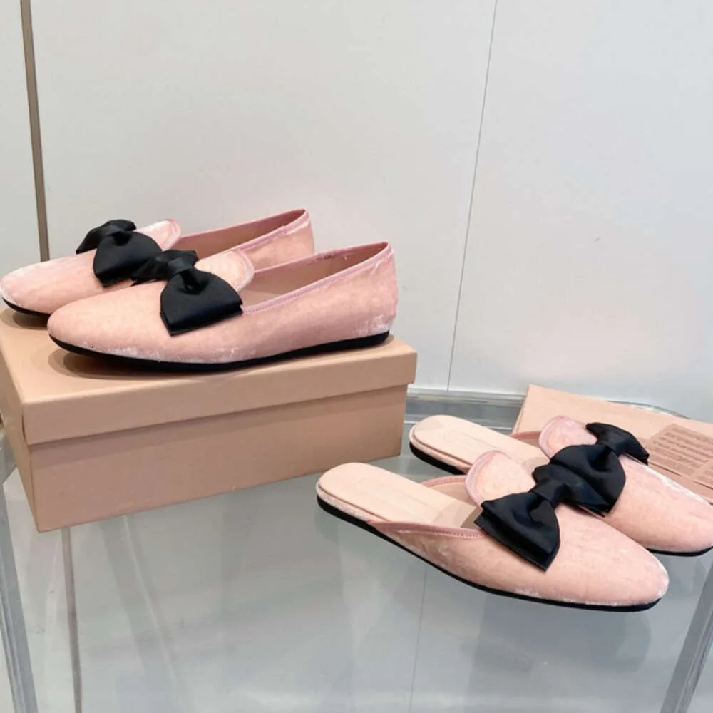 Designer platte schoenen vrouwen muilezel loafers jurk schoen zijden satijnen hand geborduurde muilezels witte zwarte slippers no551