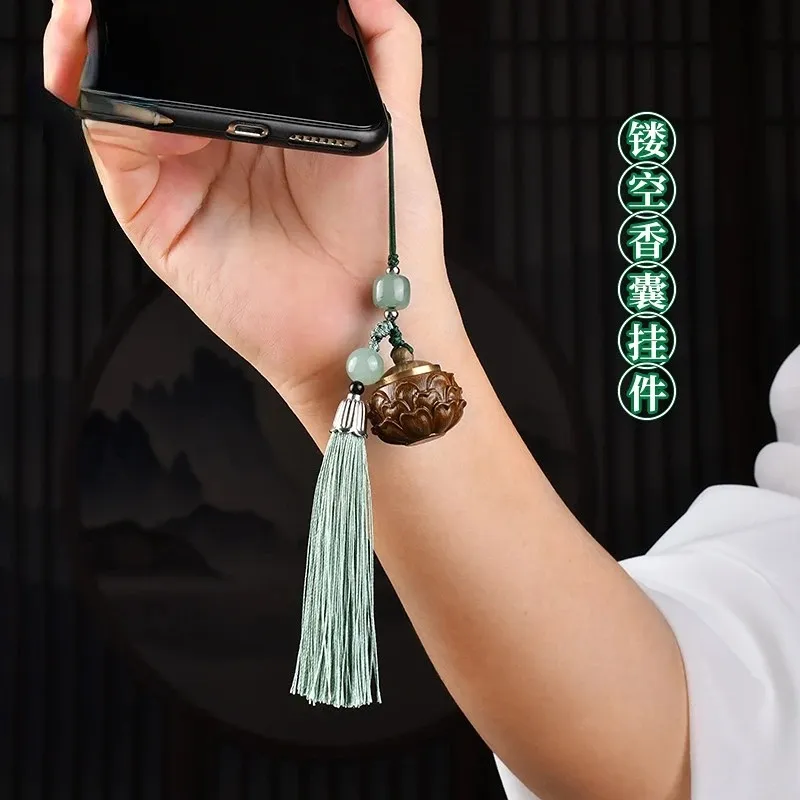 Sandalo verde loto cinese bussate a ciondolo a sospensione telefono cellulare catena pendente antico cheongsam pillole profumate