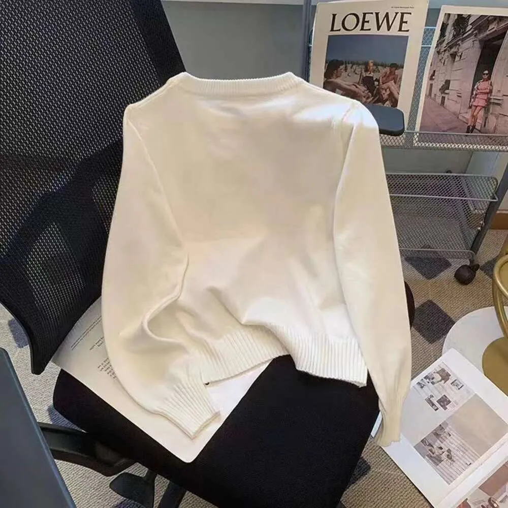 Camisa de malha de manga longa de seda de seda de gelo francesa para mulheres com um pequeno senso de design, camiseta versátil da indústria pesada, top exclusivo