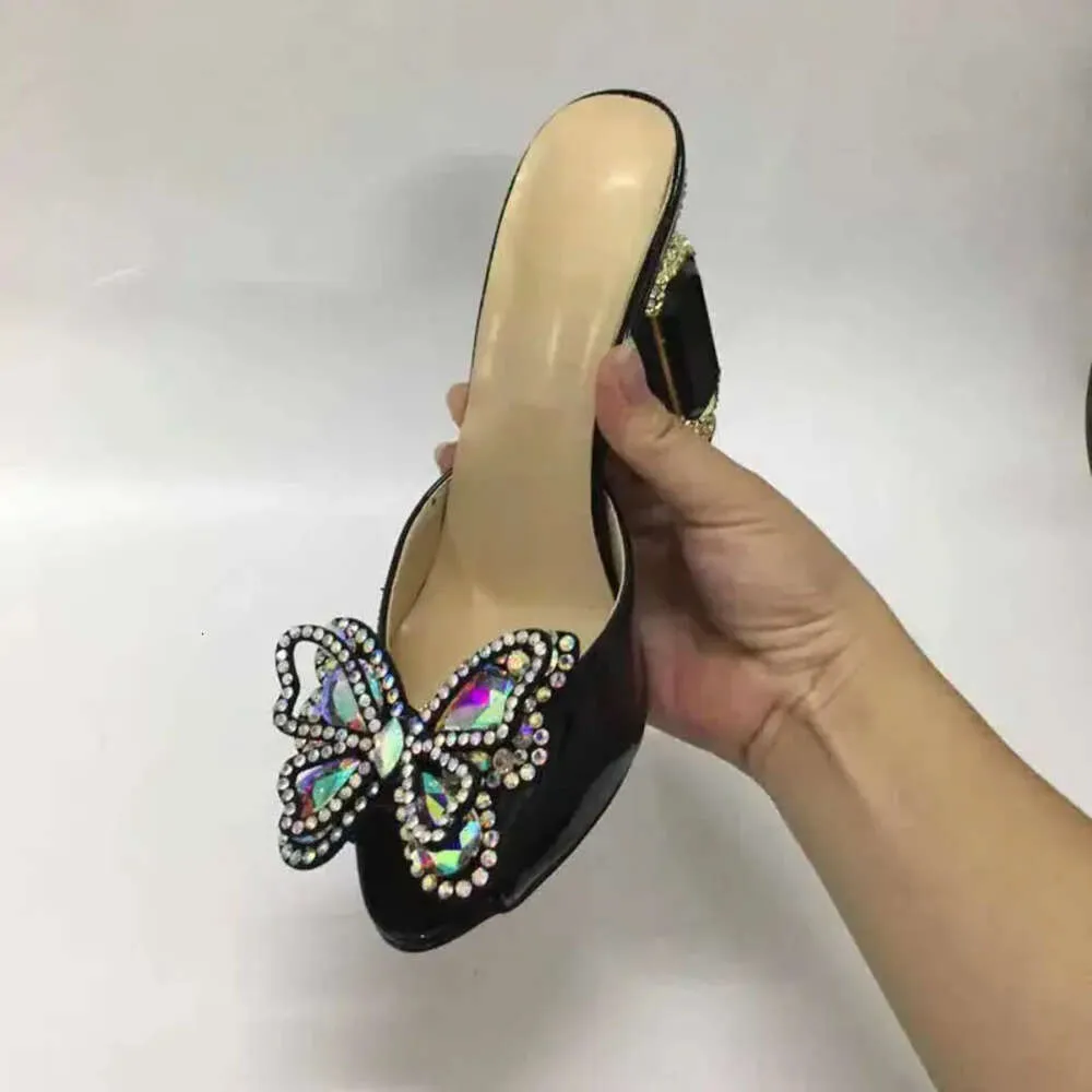 Bayanlar 2024 Kadın Patent Gerçek Deri Rhinestone Yüksek Topuklu Sandallar Yaz Parmak Çarşamba Slip Slip-On Gelinlik Ayakkabıları Elmas Oy pusulaları 3d Bow Tie Siyah 63E7