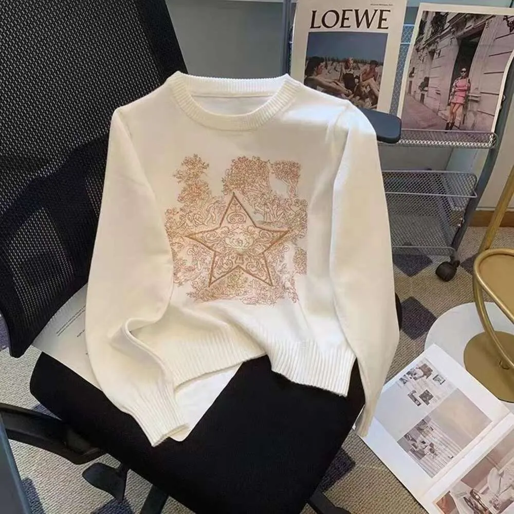 Camisa de malha de manga longa de seda de seda de gelo francesa para mulheres com um pequeno senso de design, camiseta versátil da indústria pesada, top exclusivo