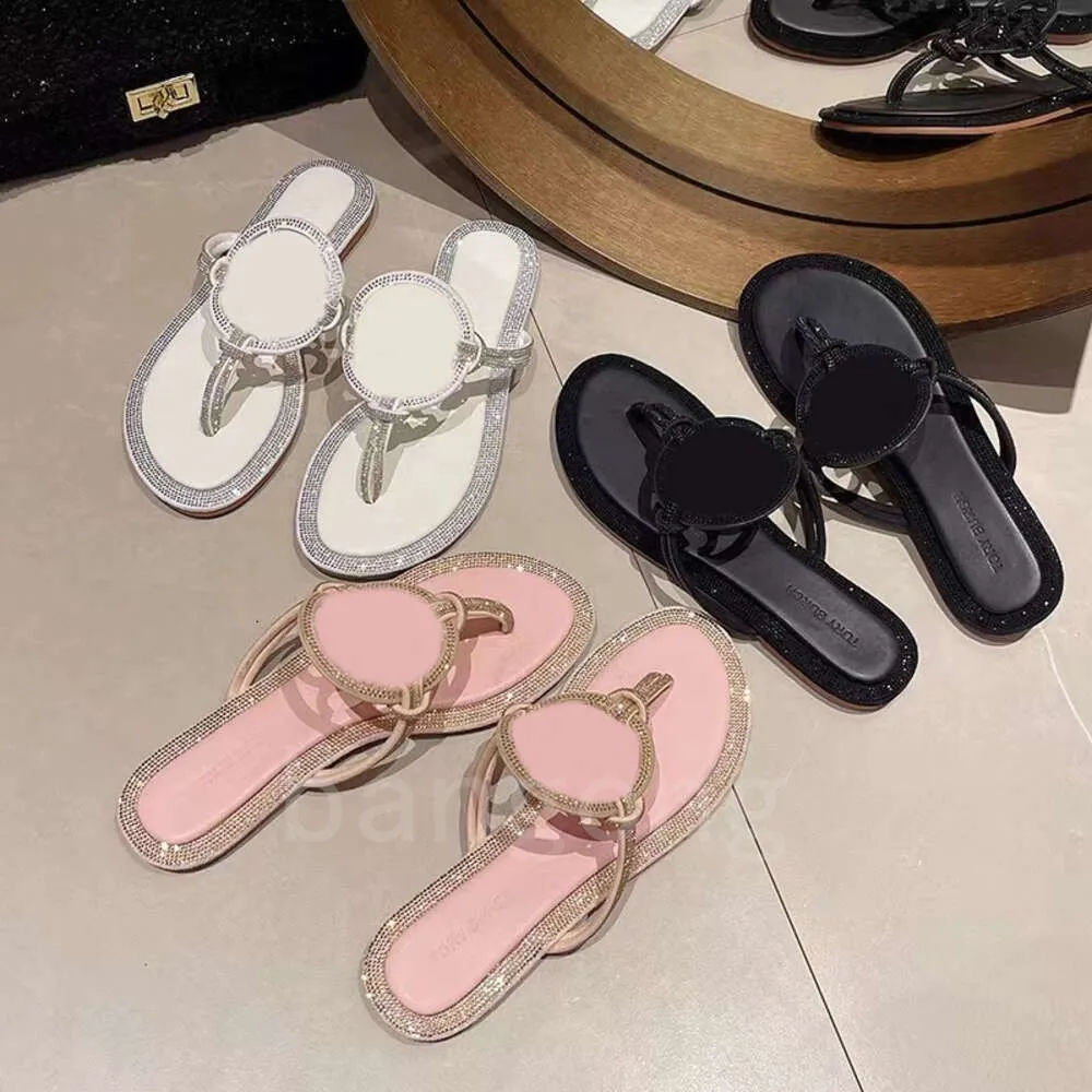 Top Designer 2023 New Flip Flop Disual Flat Bottom Scippers for Women Summer Outwear Outwear Anti Slip Beach Shoes مقروقة من النعال المتعرجة 35-41