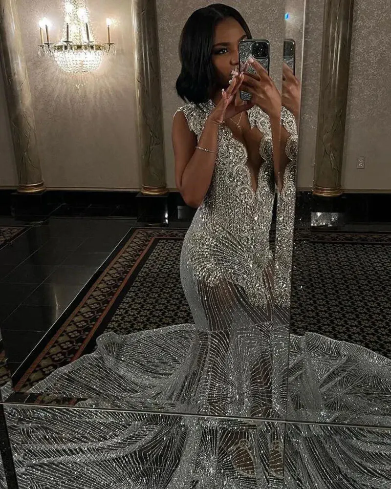 Robe De Bal A Longueur Argentee Scintillante 2024 Robe De Soiree Perlee Avec Strass De Cristal Pour Filles Noires Du 138 6 DHgate