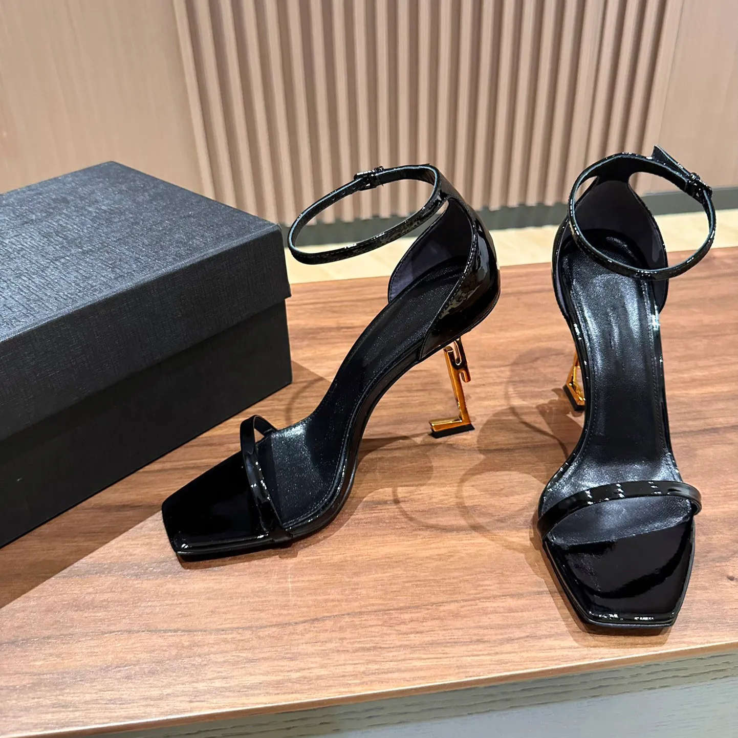black and gold dress sandals Bamboo Black Oval Gold Sandals 7.5