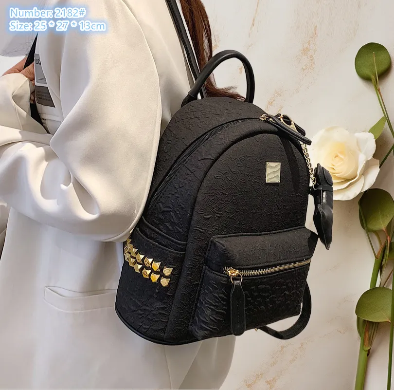 Factory Outlet Dames Sac à bandoulière 2 couleurs Couleur continue en cuir en relief en cuir en relief en cuir en cuir doux Plug-in Fashion Personnalité Rivet Punk Backpacks 2182 # #