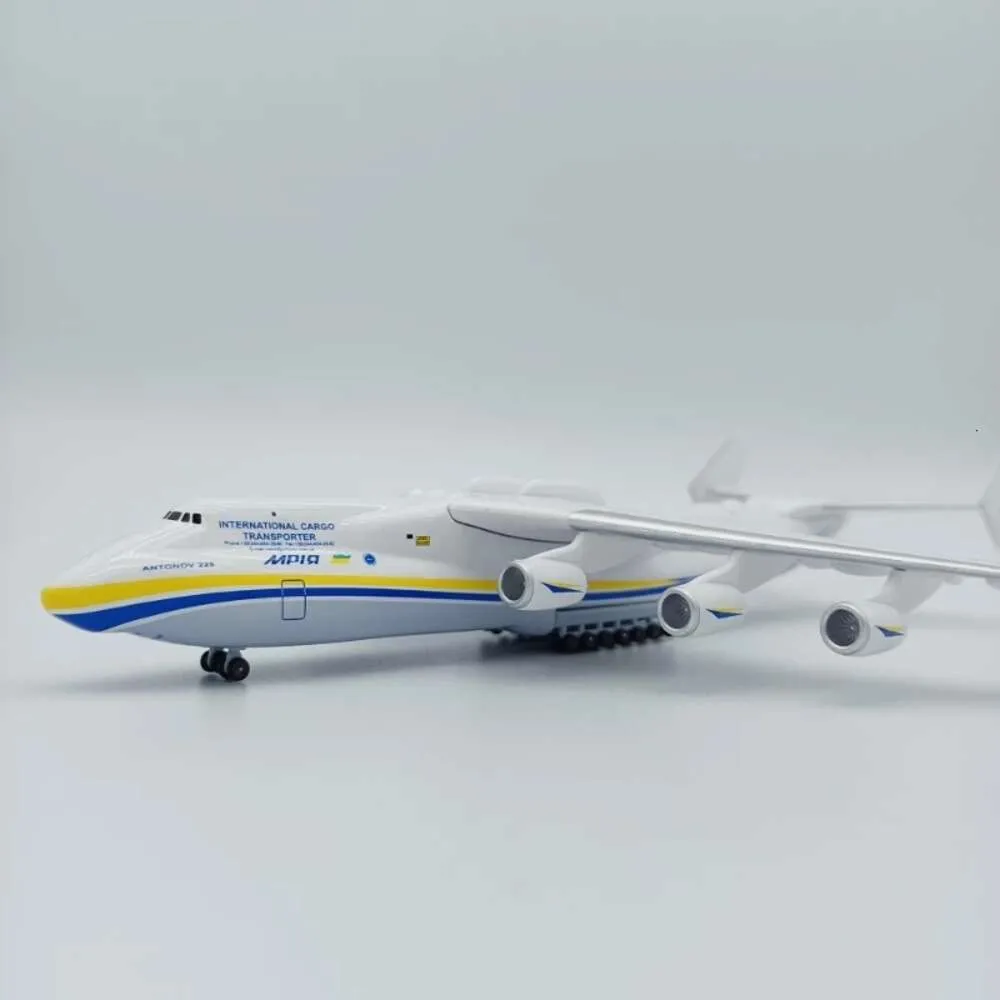 How to Open and Close the New 1/400 Scale Interactive