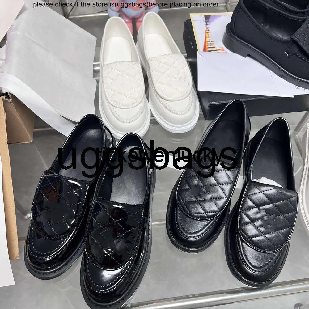 豪奢な Thick Hardware,  Turnlock with Flats Quilted Loafers: Leather Designer 2024 Women's Heels, Beige & Black in 靴