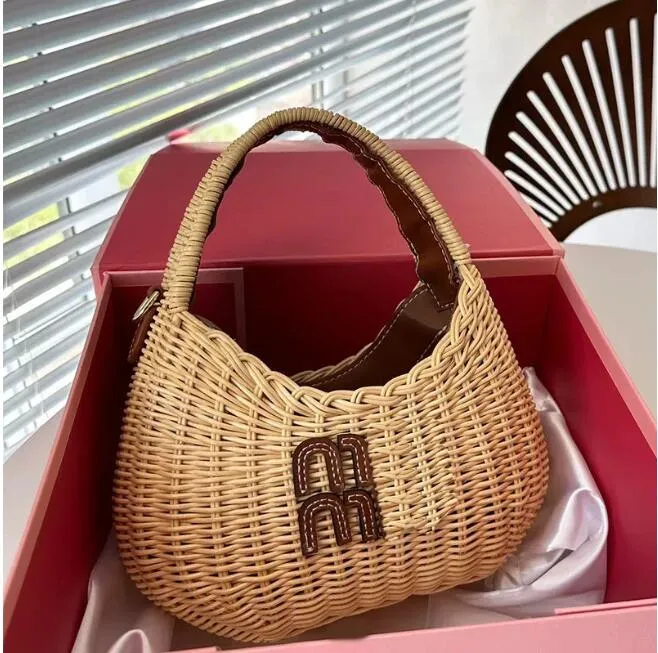 2024 Luxusdesigner Fashion Beach Bags Damen Umhängetasche Persönlichkeit Stroh Frauen Totes Handtaschen Rattan Einkaufstaschen Crossbody Taschen Häkelte gefallener Bogenkorb