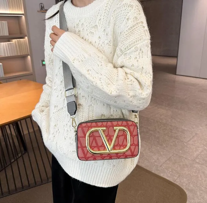 Chic Letter V Small Square Bag Versatile Leather Crossbody for Modern Women
