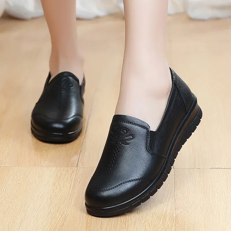 Four Seasons New Cowhide Soft Bottom Comfortable Wide Feet Mothers Shoe Middle Aged Flat Heel Non Slip Old Lady Women Shoes From 14 22 DHgate